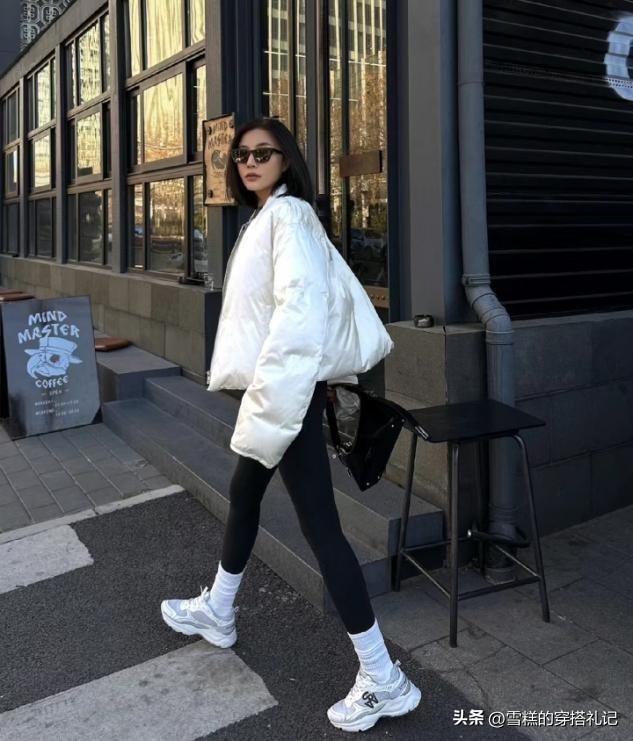 kaiyun体育网页版杭州女生是真会穿！满街都是“卫衣+瑜伽裤”却个个洋气又好看(图15)