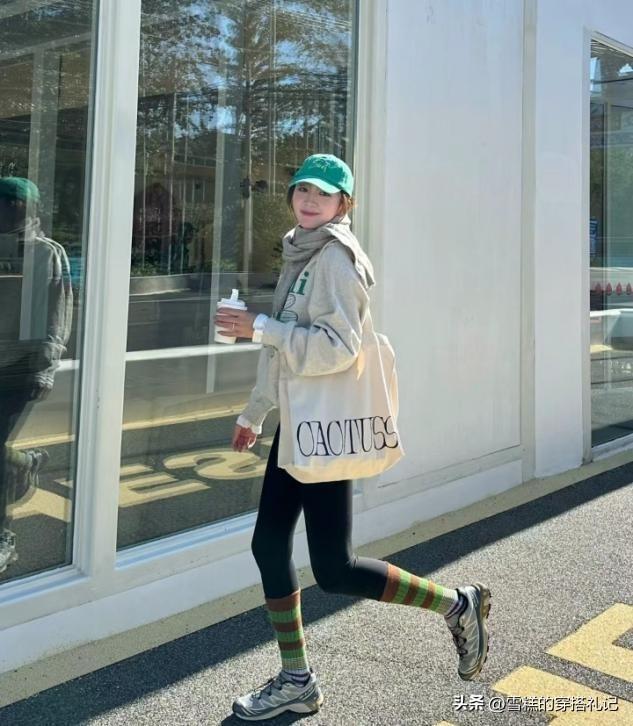 kaiyun体育网页版杭州女生是真会穿！满街都是“卫衣+瑜伽裤”却个个洋气又好看(图14)
