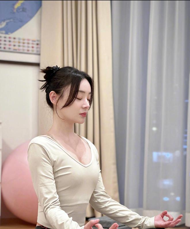 袁姗姗瑜伽写真紧身米白上衣配黑色瑜伽裤胯部露出神秘kaiyun体育全站红绳(图3)
