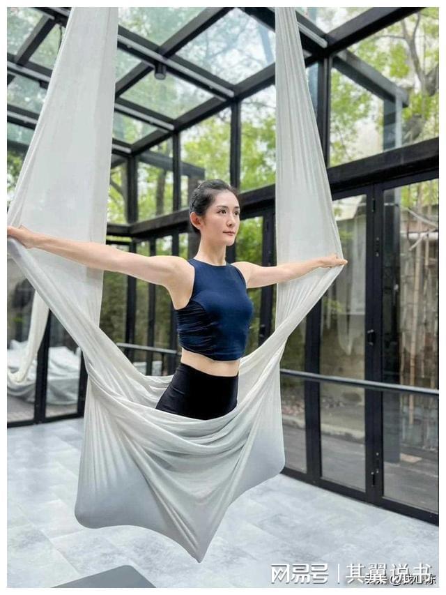 42岁谢娜练空中瑜伽腰间没有一丝赘肉真的好少女(图5)