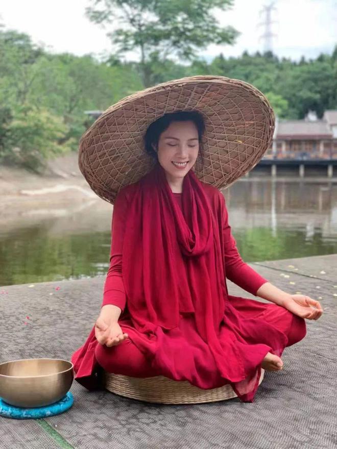 一套女性专属的经络瑜伽：帮你疏通经络排淤散结塑形轻体练出好气色！(图1)