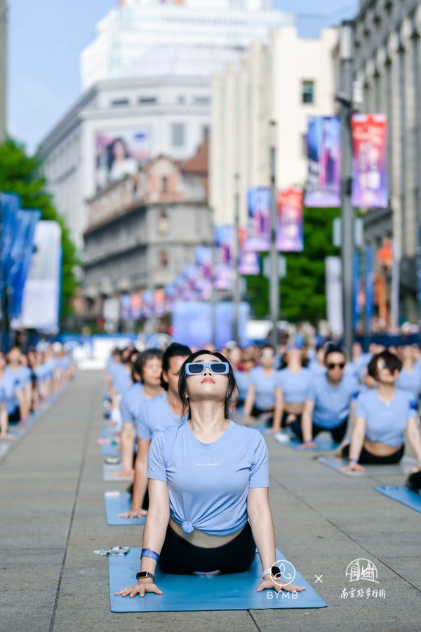 “瑜”见夜生活“伽”倍更精彩！2024上海瑜伽生活节在南京路启幕(图2)