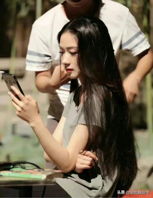 42岁万茜练瑜伽深V美背气质绝了！kaiyun体育全站(图1)