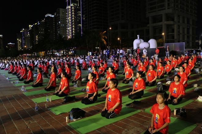 开云体育超过1500人表演2024年岘港国际瑜伽(图2)