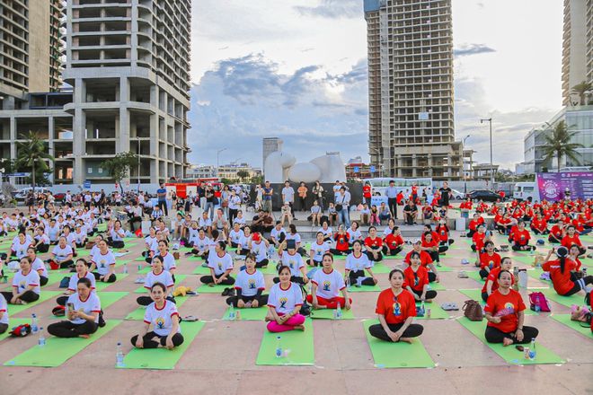 开云体育超过1500人表演2024年岘港国际瑜伽(图6)