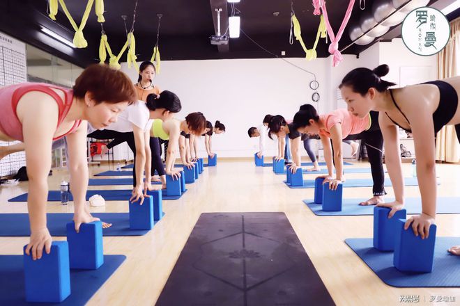 正规瑜伽教练培训需要多少钱？瑜伽学校哪家好_首推罗曼(图2)