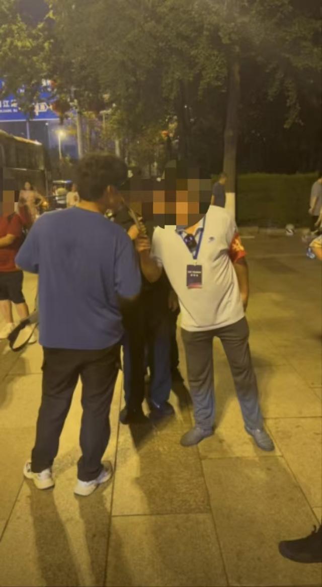 青岛回应执勤人员与小伙发生冲突已批评教育并加强培训(图1)