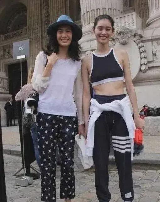 kaiyun体育全站奚梦瑶灰色Polo领卫衣搭配瑜伽裤造型上宽下窄尽显超模大长腿(图11)