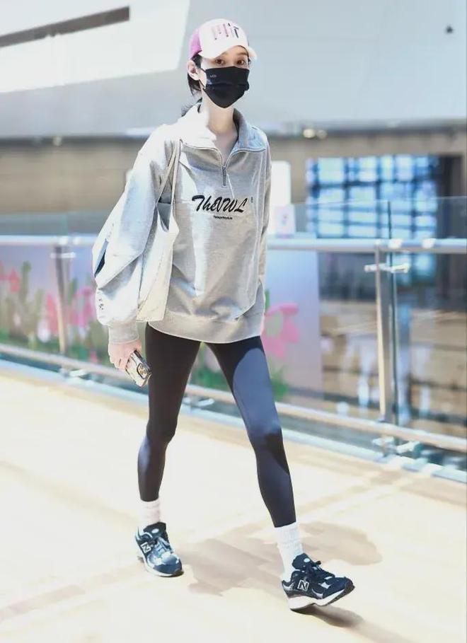 kaiyun体育全站奚梦瑶灰色Polo领卫衣搭配瑜伽裤造型上宽下窄尽显超模大长腿(图7)
